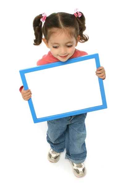 Menina segurando um sinal em branco — Fotografia de Stock