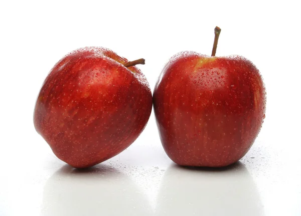 Ett par röda äpplen — Stockfoto