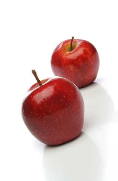 Bir çift kırmızı elmalar — Stok fotoğraf