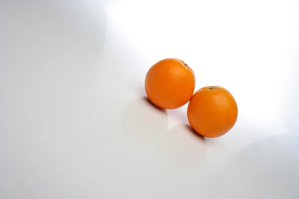 Пара сочных апельсинов — стоковое фото