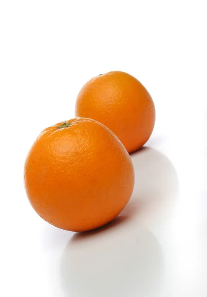 Пара сочных апельсинов — стоковое фото