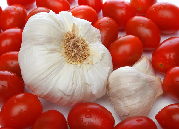 Knoflook omringd door cherry tomaten — Stockfoto