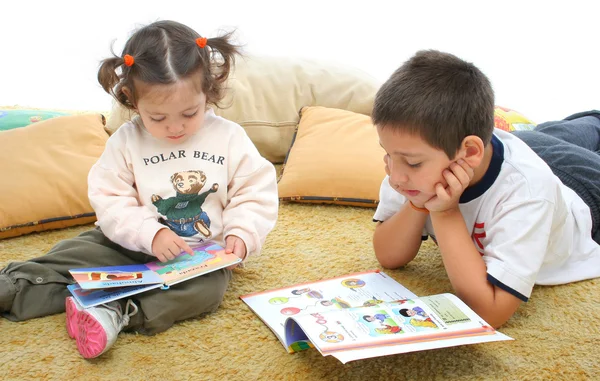 Broer en zus lezen van boeken op de verdieping — Stockfoto