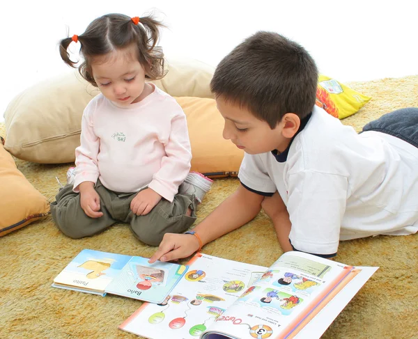 Bruder und Schwester lesen Bücher auf dem Fußboden — Stockfoto