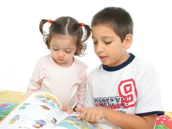 Irmão e irmã lendo livros no chão — Fotografia de Stock