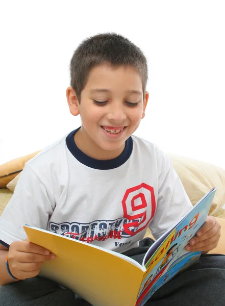 Хлопчик читає книжку на підлозі — стокове фото