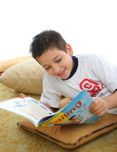 Хлопчик читає книжку на підлозі — стокове фото