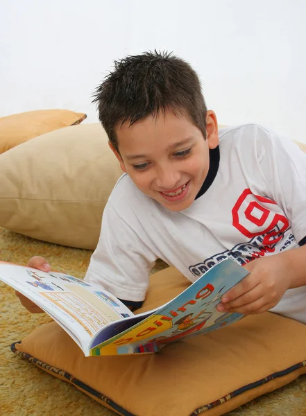 Chłopiec czytanie książek na podłodze — Zdjęcie stockowe