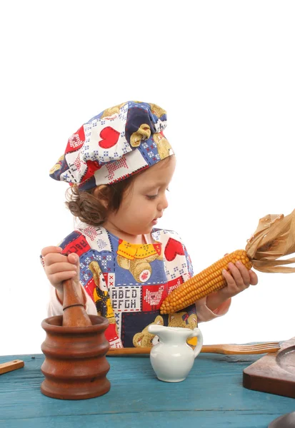 요리사 옷을 입고 요리하는 작은 소녀 — 스톡 사진