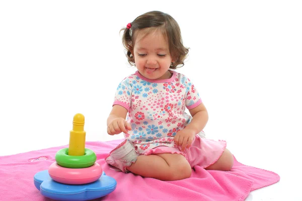 Kleinkind spielt mit generischem Spielzeug — Stockfoto