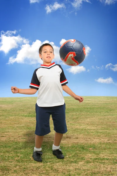 Dziecko grając w piłkę nożną poza — Zdjęcie stockowe
