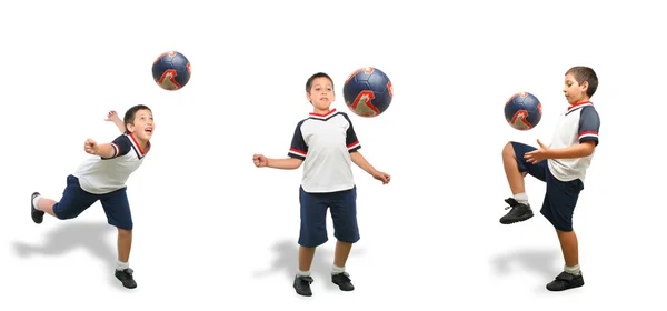 Barn spelar fotboll isolerade — Stockfoto