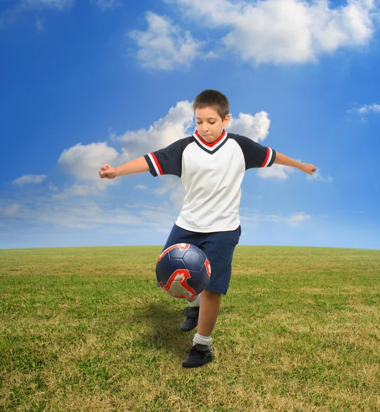 Anak bermain sepak bola di luar — Stok Foto