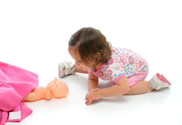 Menina brincando com seu bebê — Fotografia de Stock