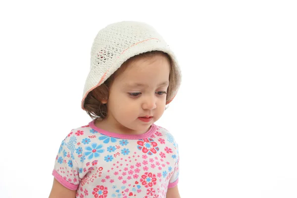 Lilla flickan bär en hatt — Stockfoto