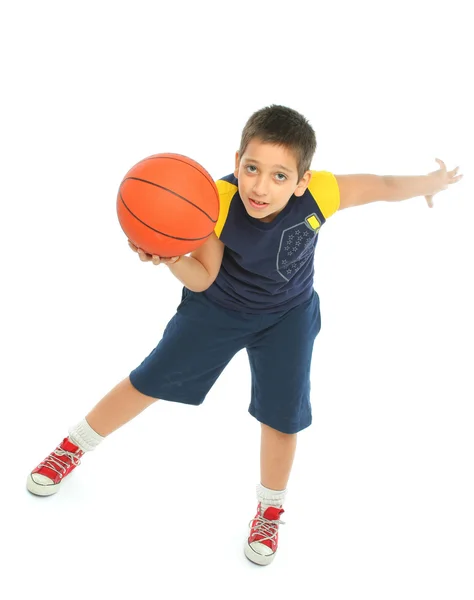 分離されたバスケット ボールをしている少年 — ストック写真