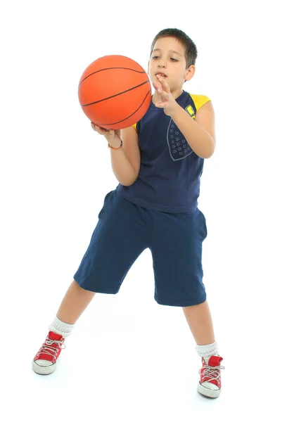 打篮球被隔绝的男孩 — 图库照片