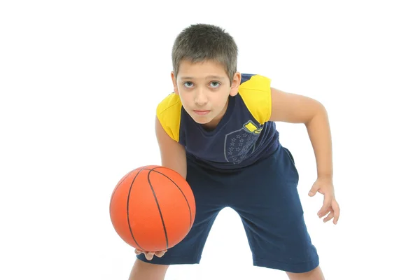 Izole basketbol oynayan çocuk — Stok fotoğraf