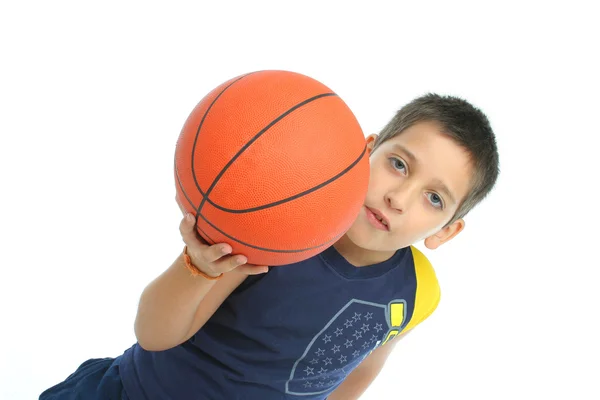 Мальчик, играющий в баскетбол — стоковое фото