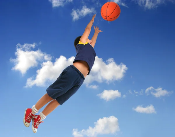 Boy bermain basket melompat dan terbang — Stok Foto