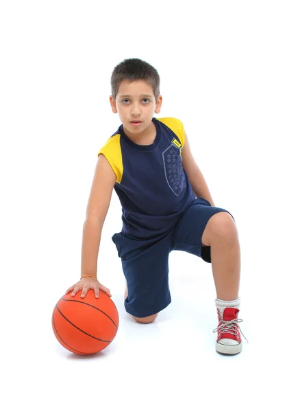 Menino jogando basquete isolado — Fotografia de Stock