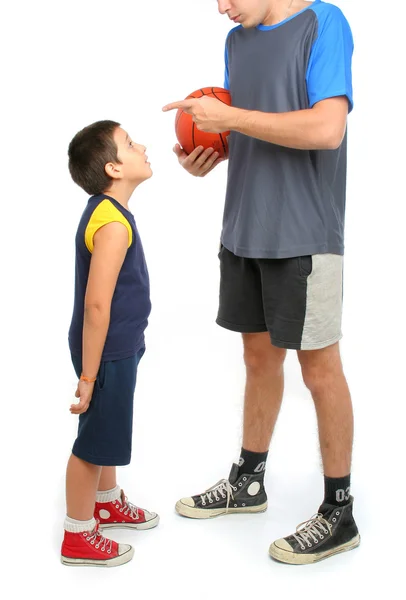 Маленький хлопчик просить великого чоловіка пограти в баскетбол — стокове фото