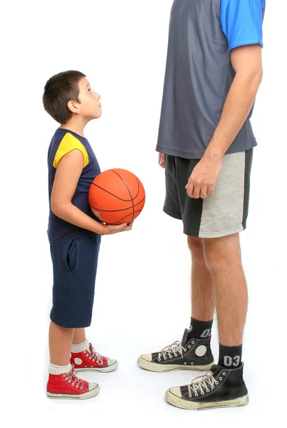 Маленький мальчик просит большого человека играть в баскетбол — стоковое фото