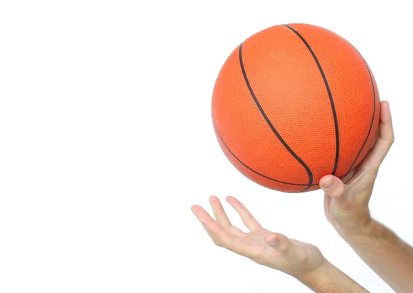 Manos lanzando o atrapando una pelota de baloncesto aisladas — Foto de Stock