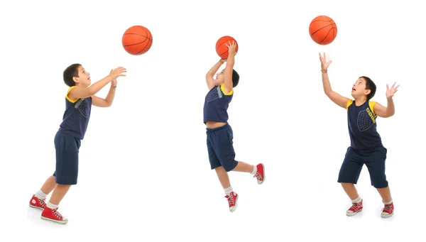 Niño jugando baloncesto aislado — Foto de Stock