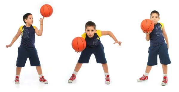 Хлопчик грає в баскетбол ізольовано — стокове фото