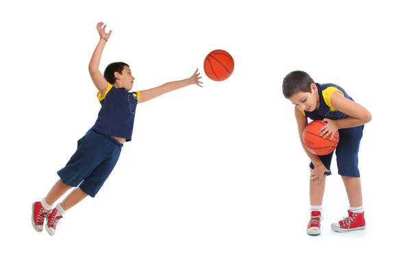 Chłopiec gry w koszykówkę na białym tle — Zdjęcie stockowe