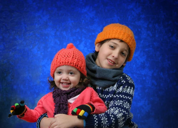 Brother and sister having fun in winter — Stock Photo, Image
