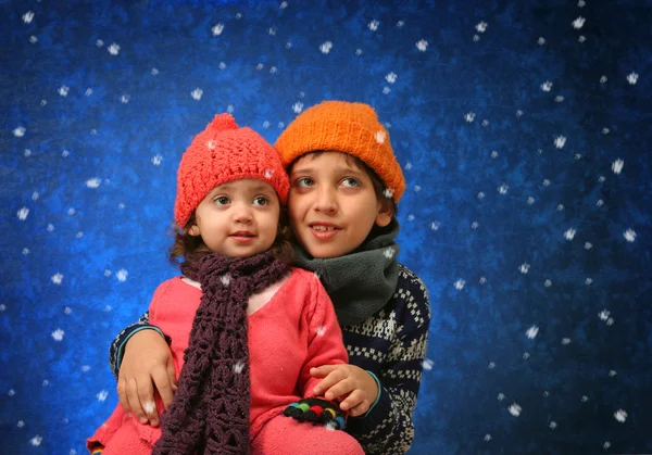 Hermano y hermana divirtiéndose en invierno —  Fotos de Stock