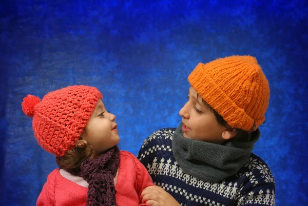 Брат и сестра веселятся зимой — стоковое фото