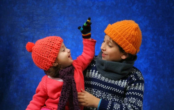 Bruder und Schwester haben Spaß im Winter — Stockfoto