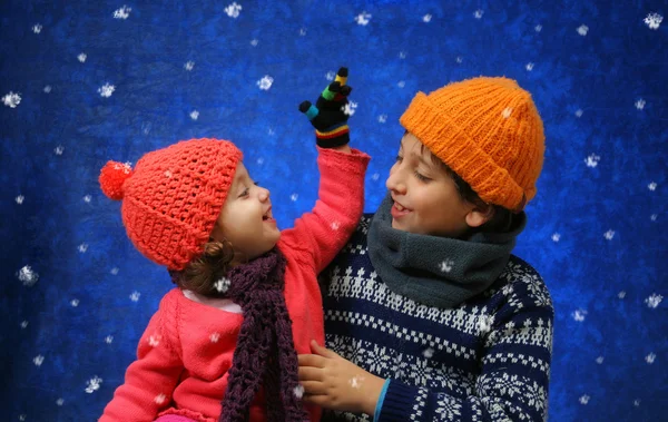 Brother and sister having fun in winter — Stock Photo, Image