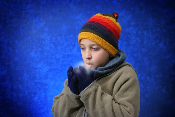 冬で楽しんでいる少年 — Stock fotografie