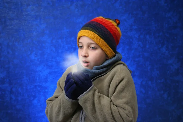 Мальчик веселится зимой — стоковое фото