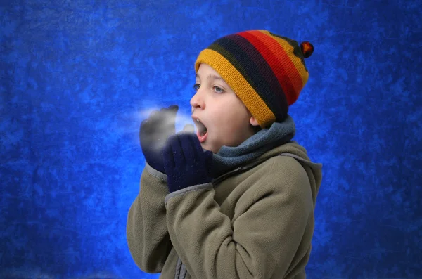 Мальчик веселится зимой — стоковое фото