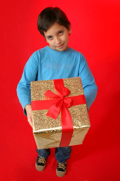 Garçon avec un cadeau de Noël — Photo