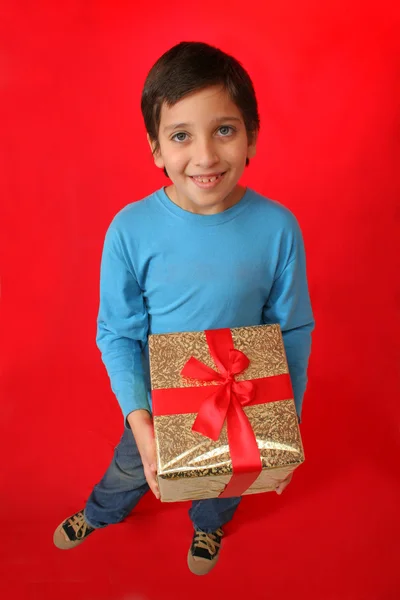 Pojke med en julklapp — Stockfoto