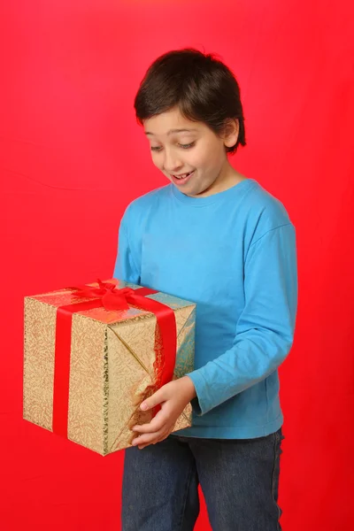 Garçon avec un cadeau de Noël — Photo