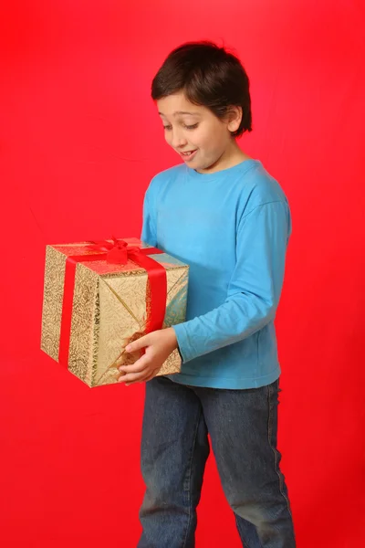 クリスマスのギフトを持つ少年 — ストック写真