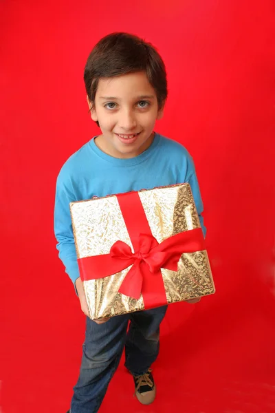 Αγόρι με ένα χριστουγεννιάτικο δώρο — Φωτογραφία Αρχείου