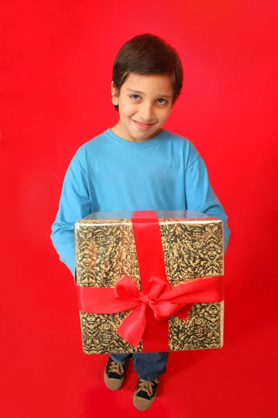Jongen met een gift van Kerstmis — Stockfoto