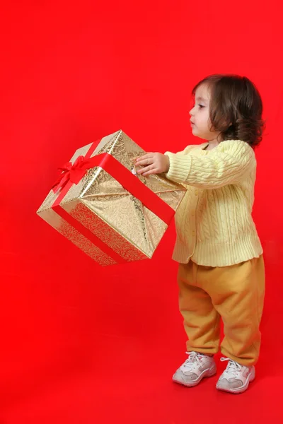 Criança com um presente de Natal — Fotografia de Stock