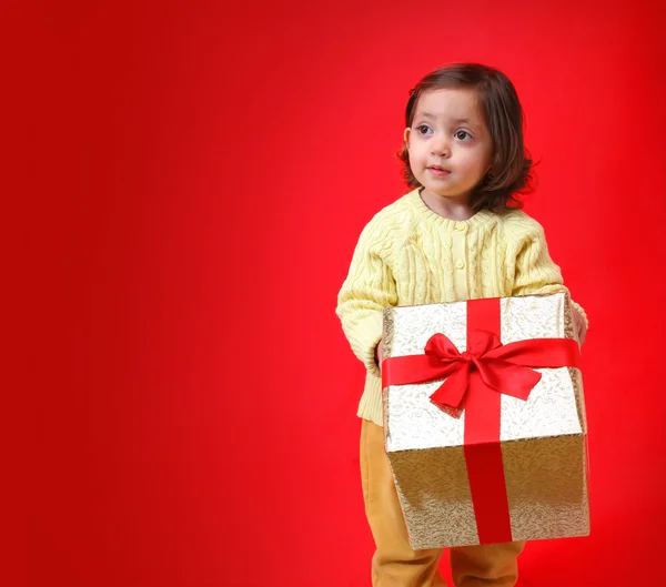 Kleinkind mit Weihnachtsgeschenk — Stockfoto