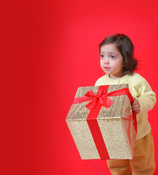Kleinkind mit Weihnachtsgeschenk — Stockfoto