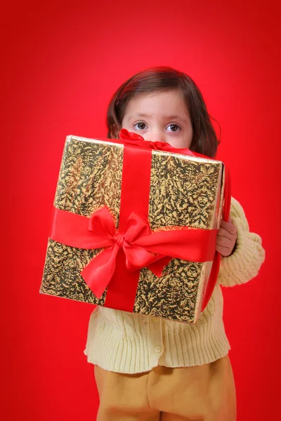 Peuter met een gift van Kerstmis — Stockfoto