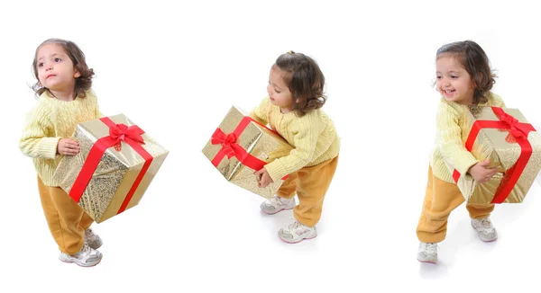 Yürümeye başlayan çocuk Noel hediye — Stok fotoğraf